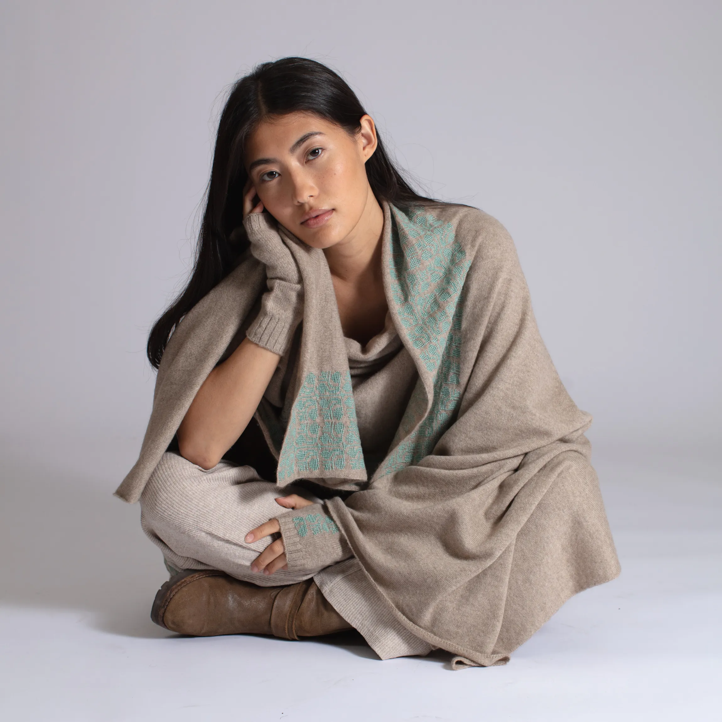 BEIGE CASHMERE MITTENS