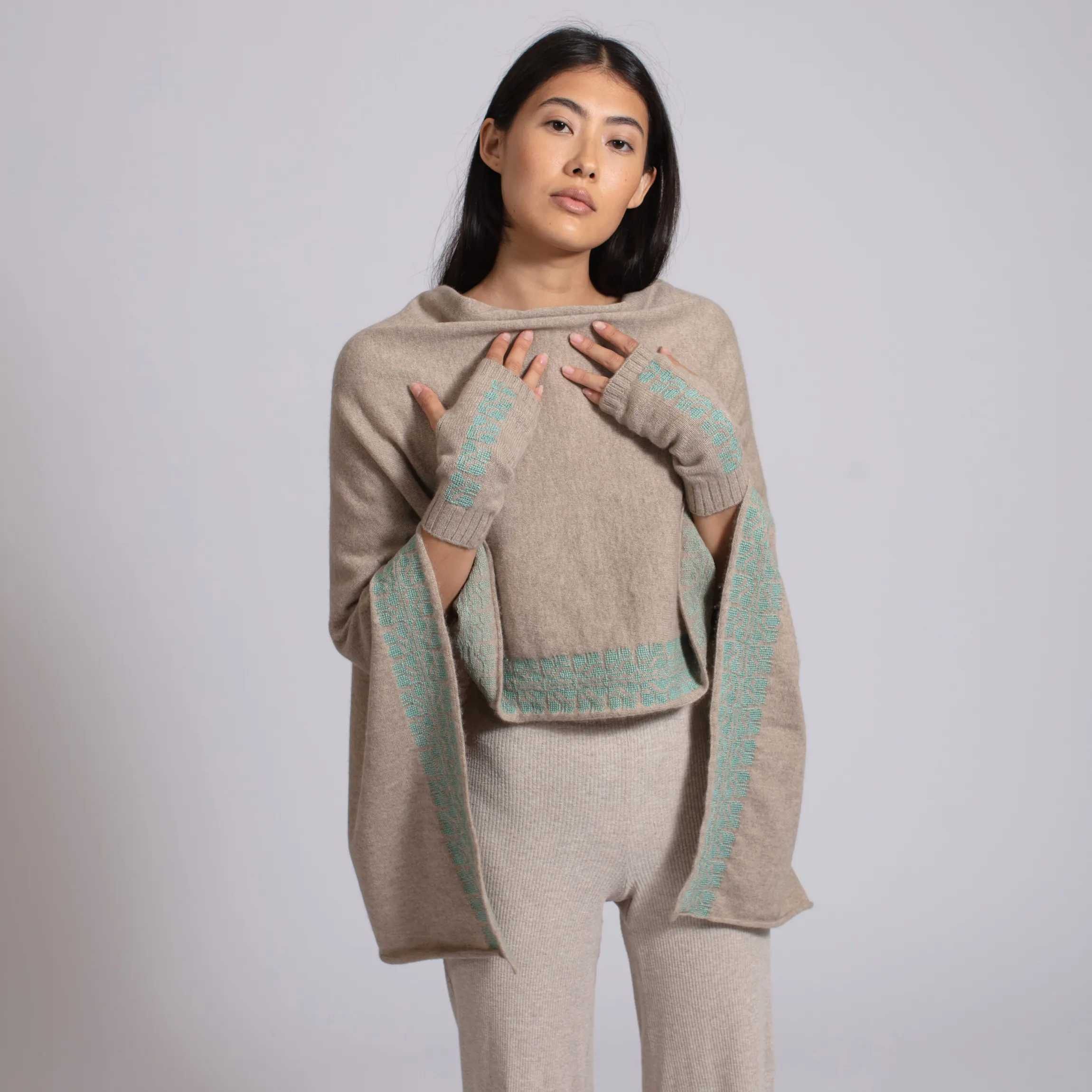 BEIGE CASHMERE MITTENS