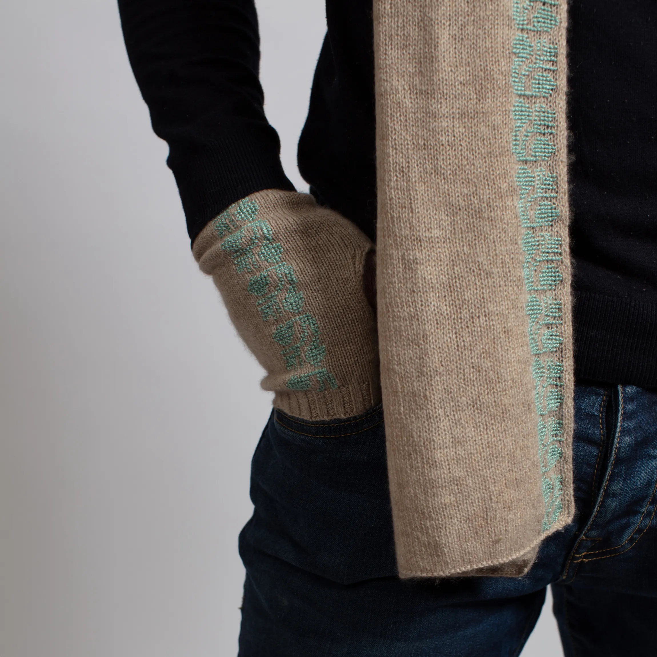 BEIGE CASHMERE MITTENS