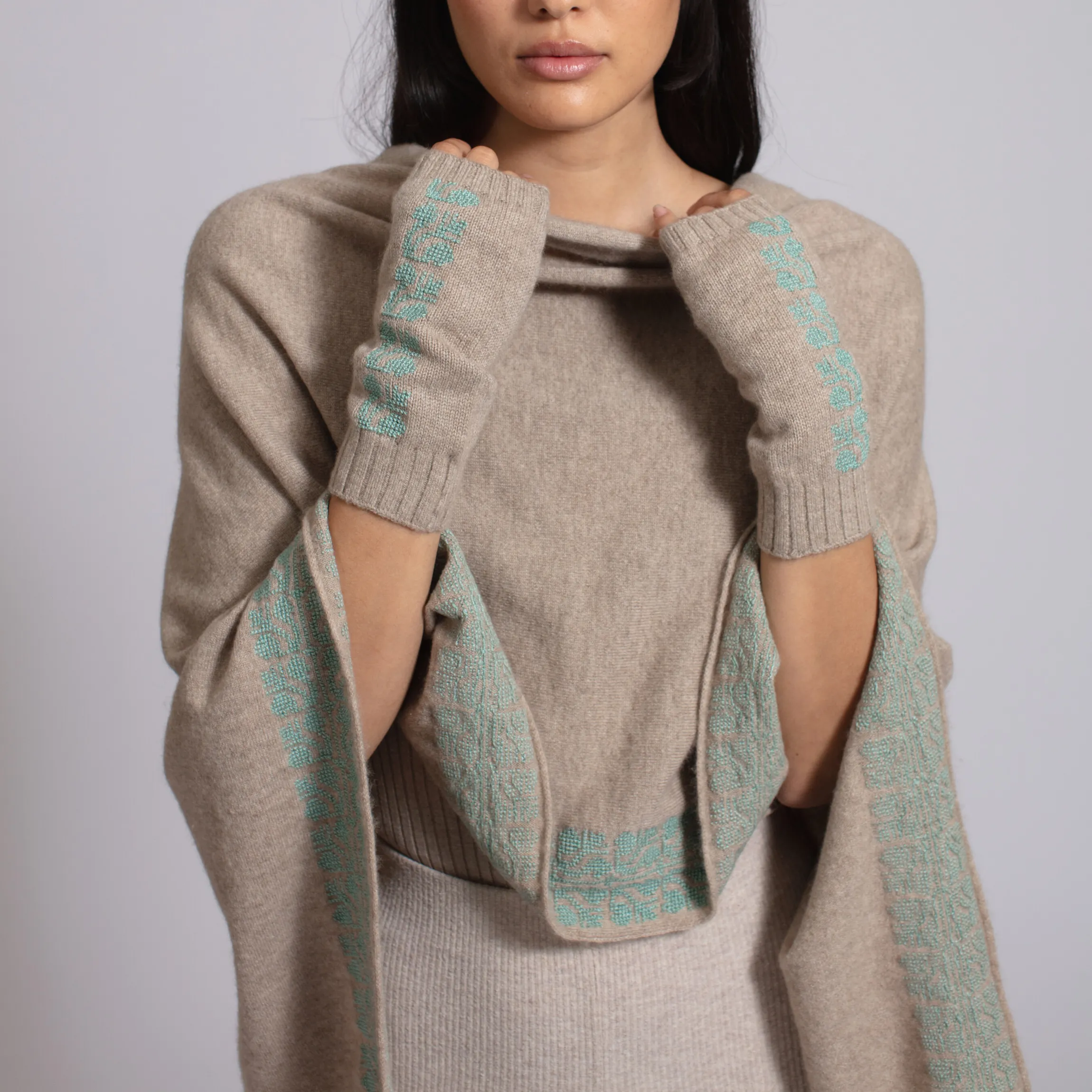 BEIGE CASHMERE MITTENS